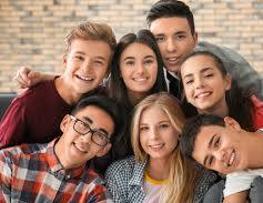 Grupo de adolescentes sonriendo juntos